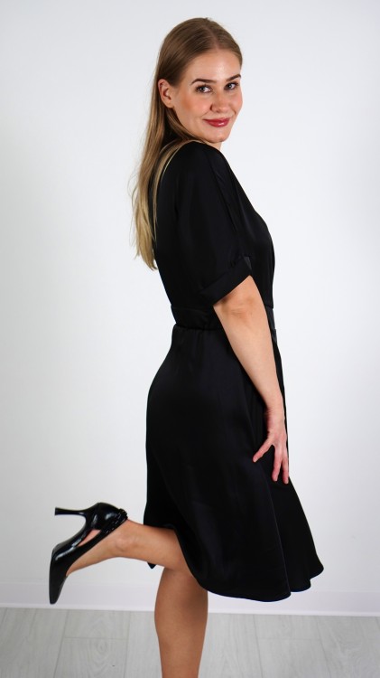 Sukienka Kopertowa Satynowa Czarna SEKRITA V1.2.JPG