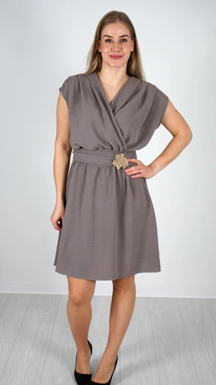 Sukienka z Ozdobną Klamrą Brązowa PERIONA V4.1.JPG